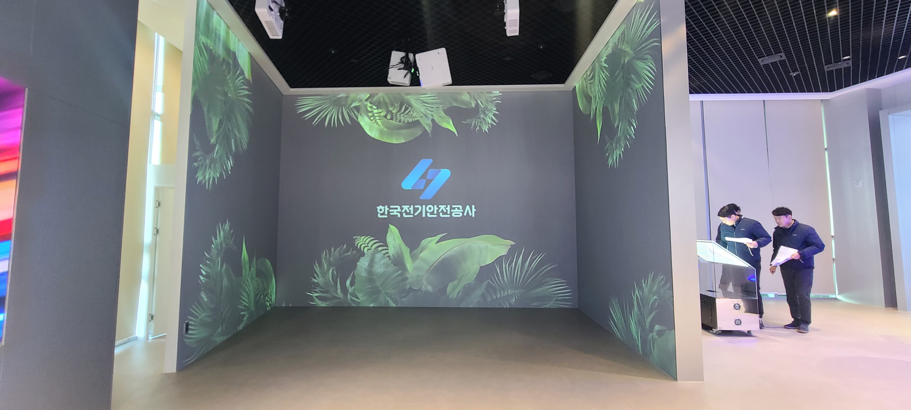 Edge-blended media-art PR hall