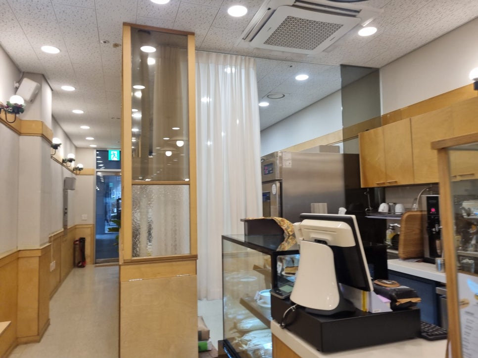 잘 관리된 야채용앞문쇼케이스에 진열된 싱싱한 야채들