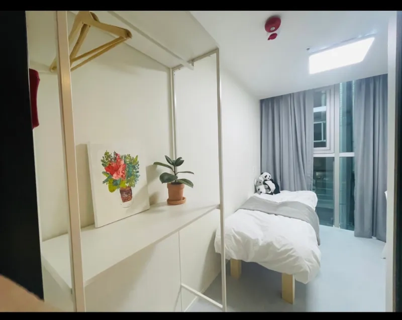 host kage's room tour image