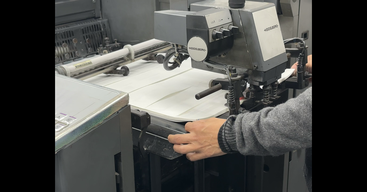 인쇄되어 나오는 종이를 확인하는 모습