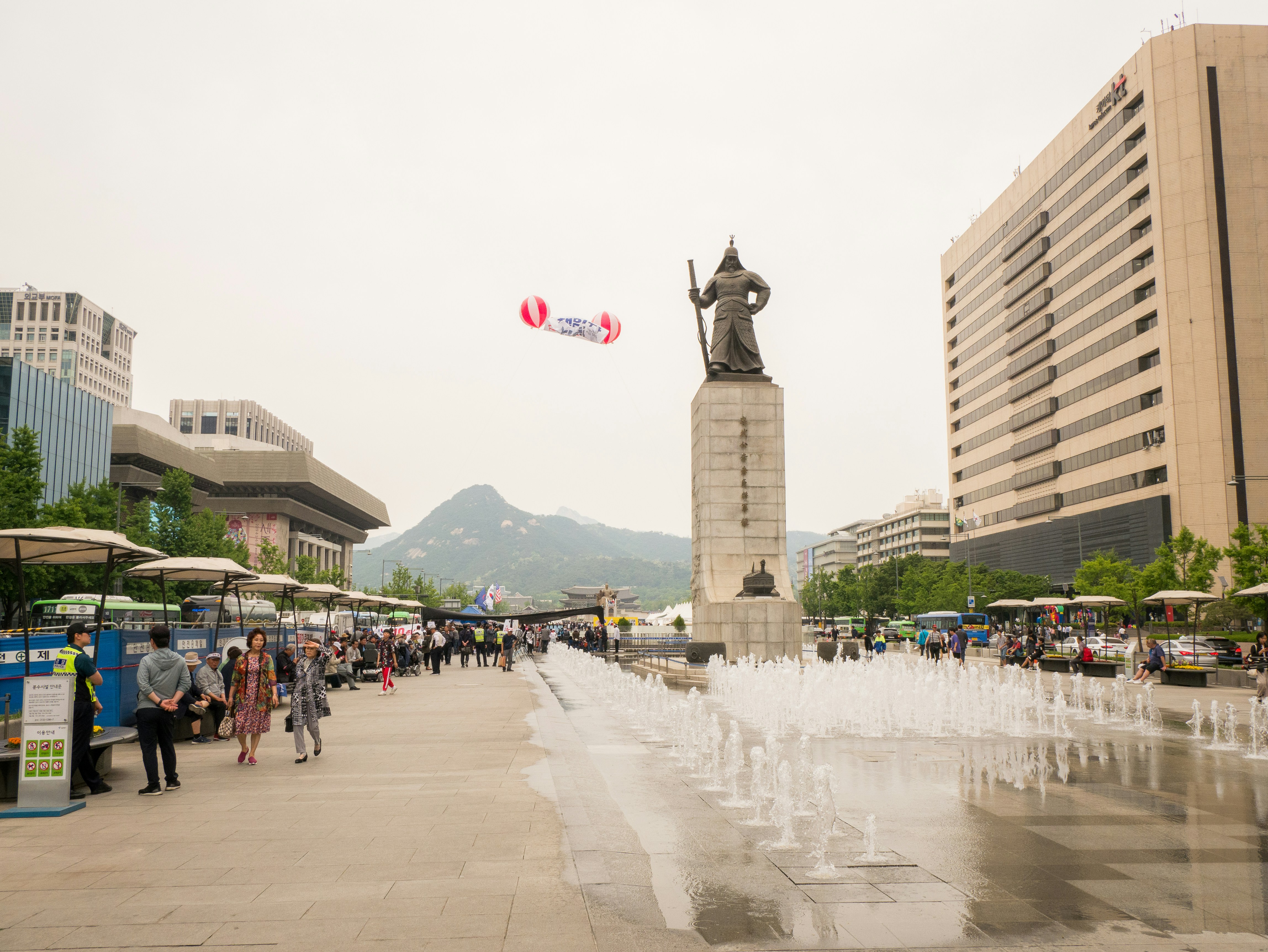 Gwanghwamun square