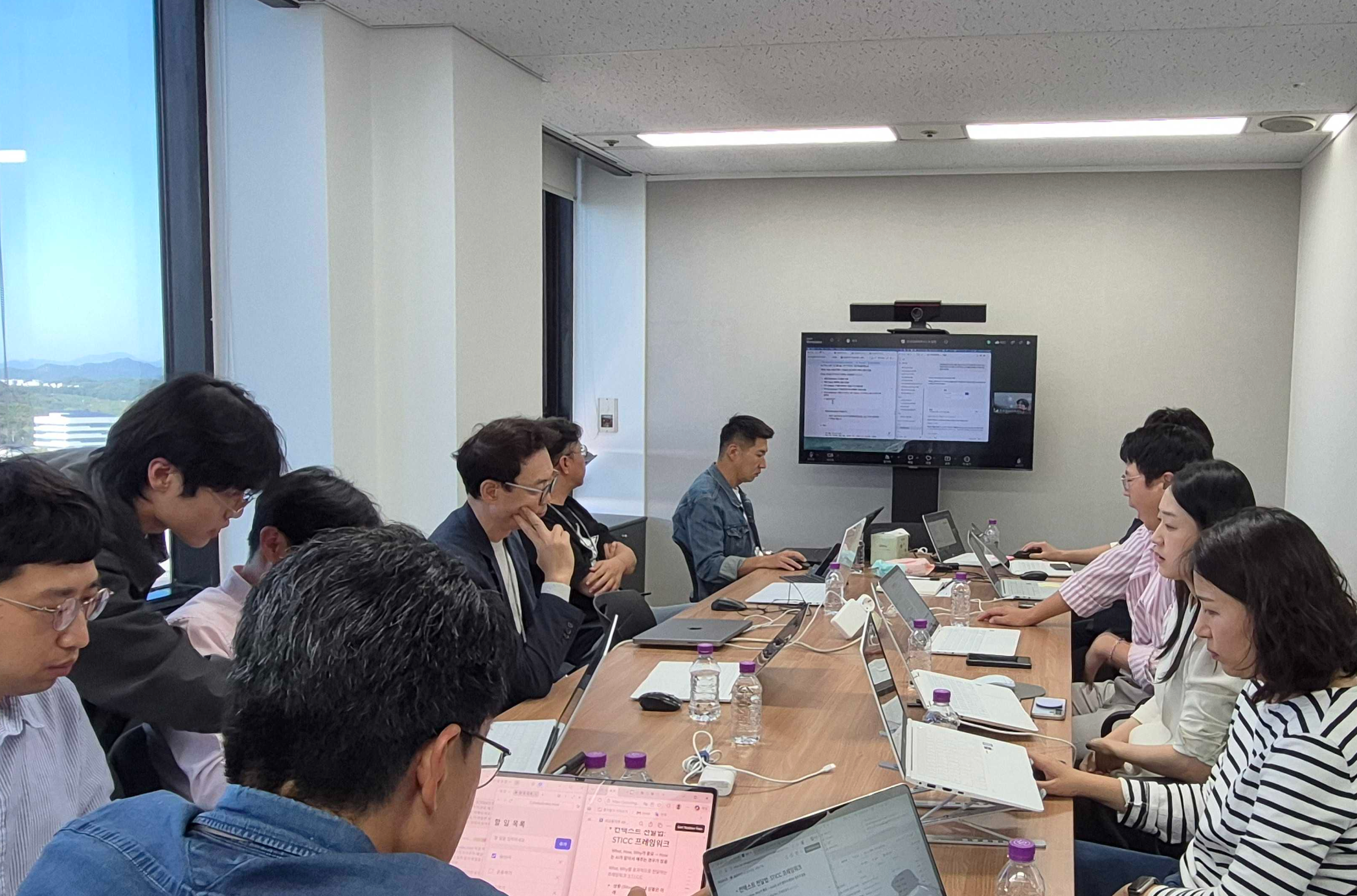 JB금융지주 전주반 AI활용교육 실습 중 보조강사가 임직원의 노트북 화면을 함께 확인하는 모습