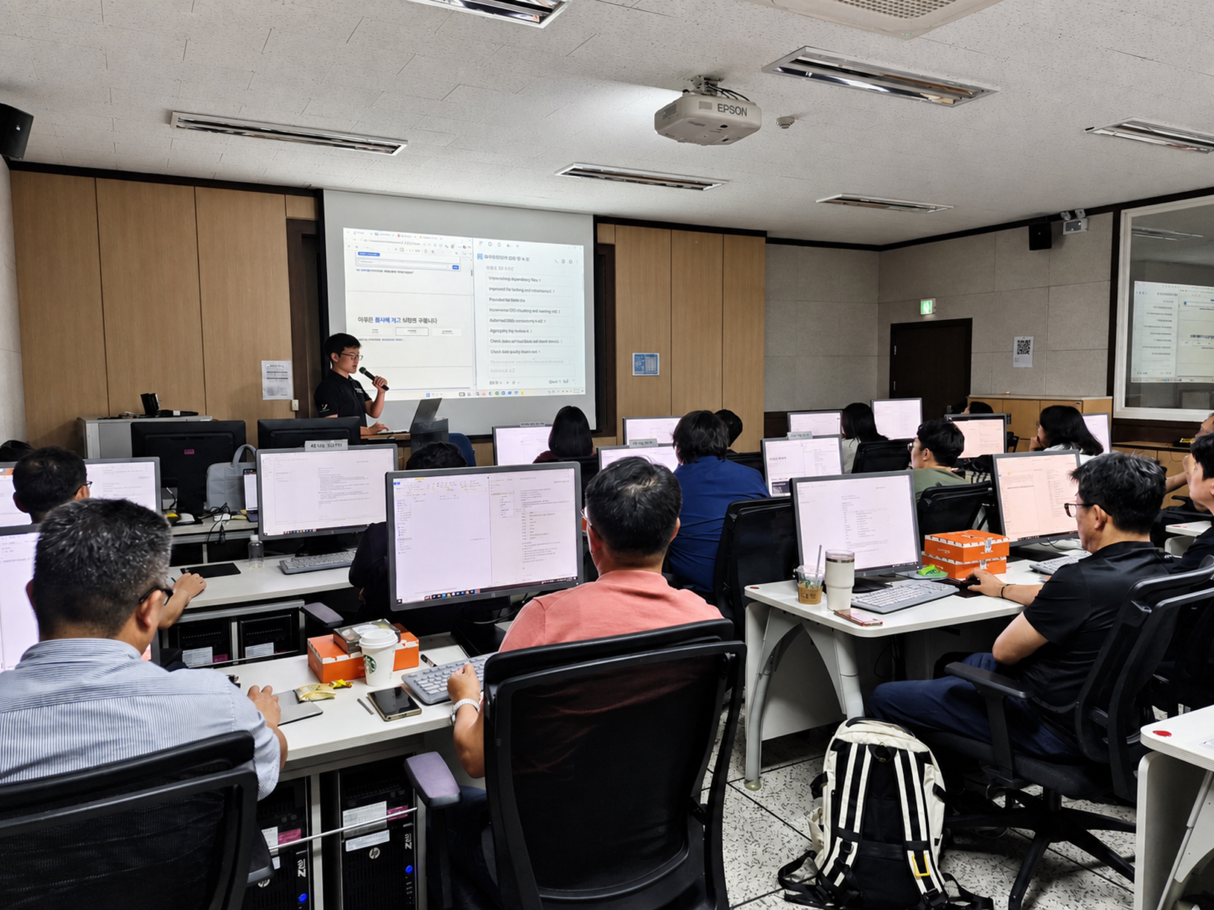 같은 강의실에서 같은 실습을 받는 AI 교육 현장