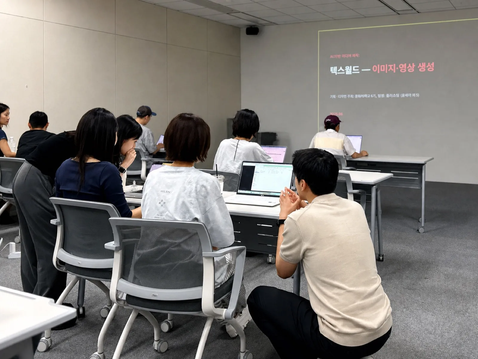 힉스필드 과정 실습 중 보조강사가 수강생 노트북 화면을 함께 보며 코칭하는 모습
