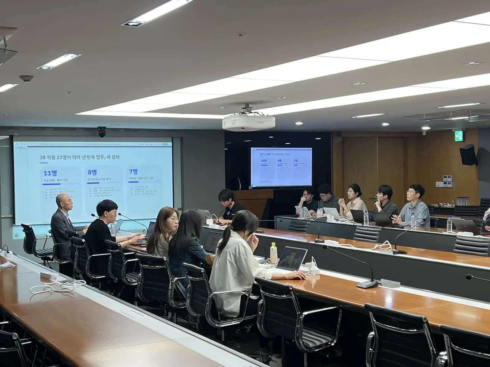 JB금융지주 AI활용교육 1회차, 직원 23명이 적어 낸 반복 업무 세 갈래 슬라이드를 보는 임직원