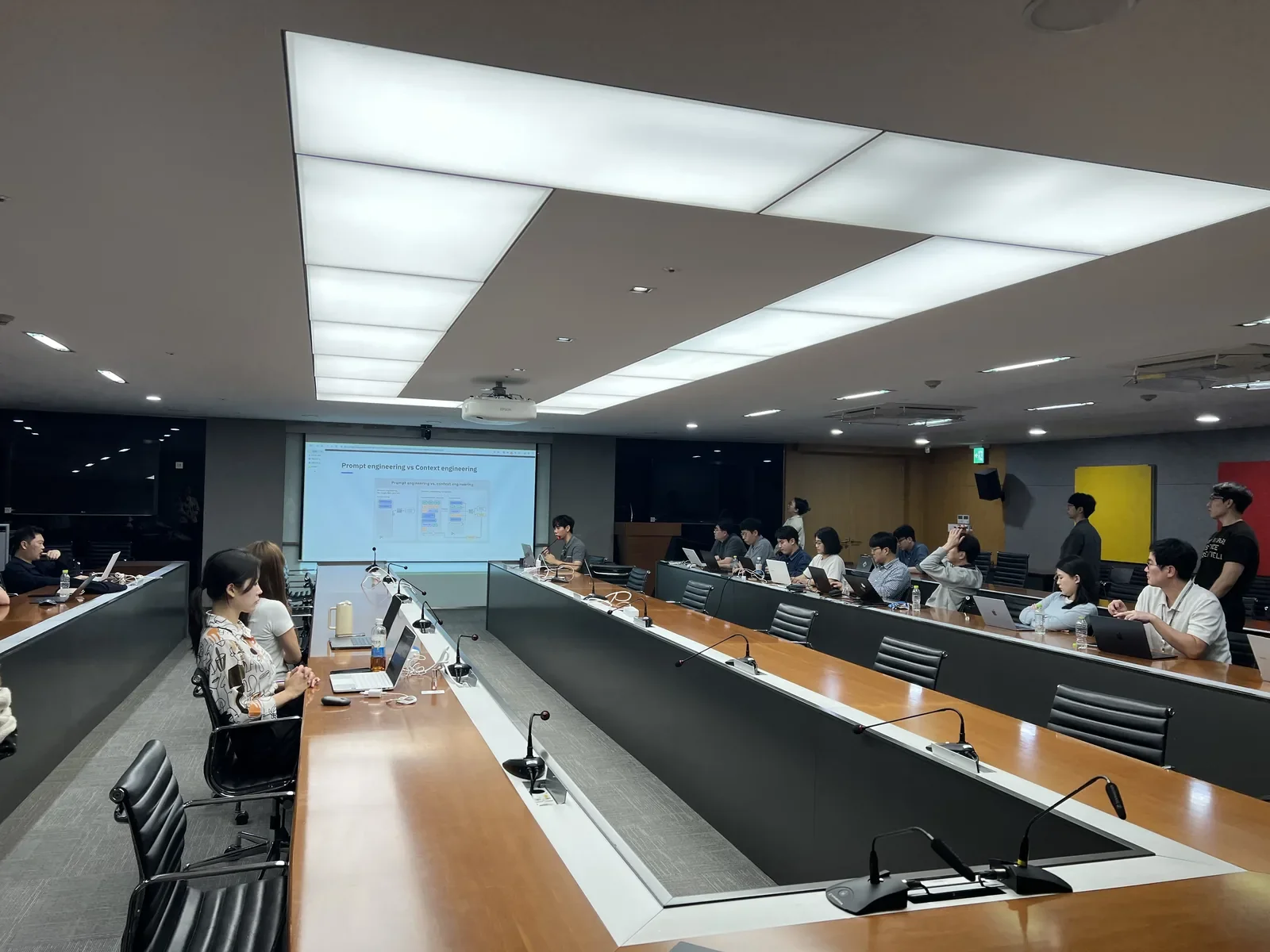 JB금융지주 교육장 스크린에 띄운 프롬프트 엔지니어링과 컨텍스트 엔지니어링 비교 슬라이드