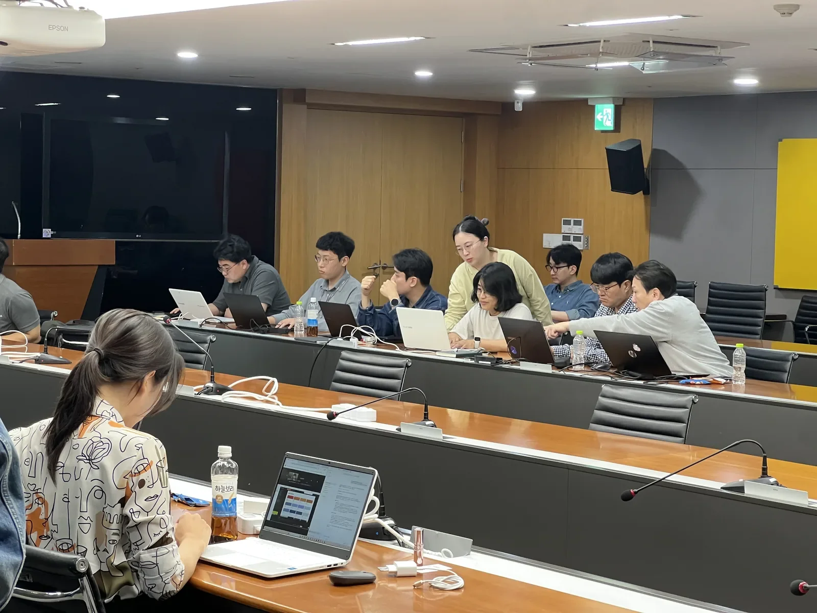 JB금융지주 AI활용교육 실습 중 보조강사가 임직원의 노트북 화면을 함께 확인하는 모습