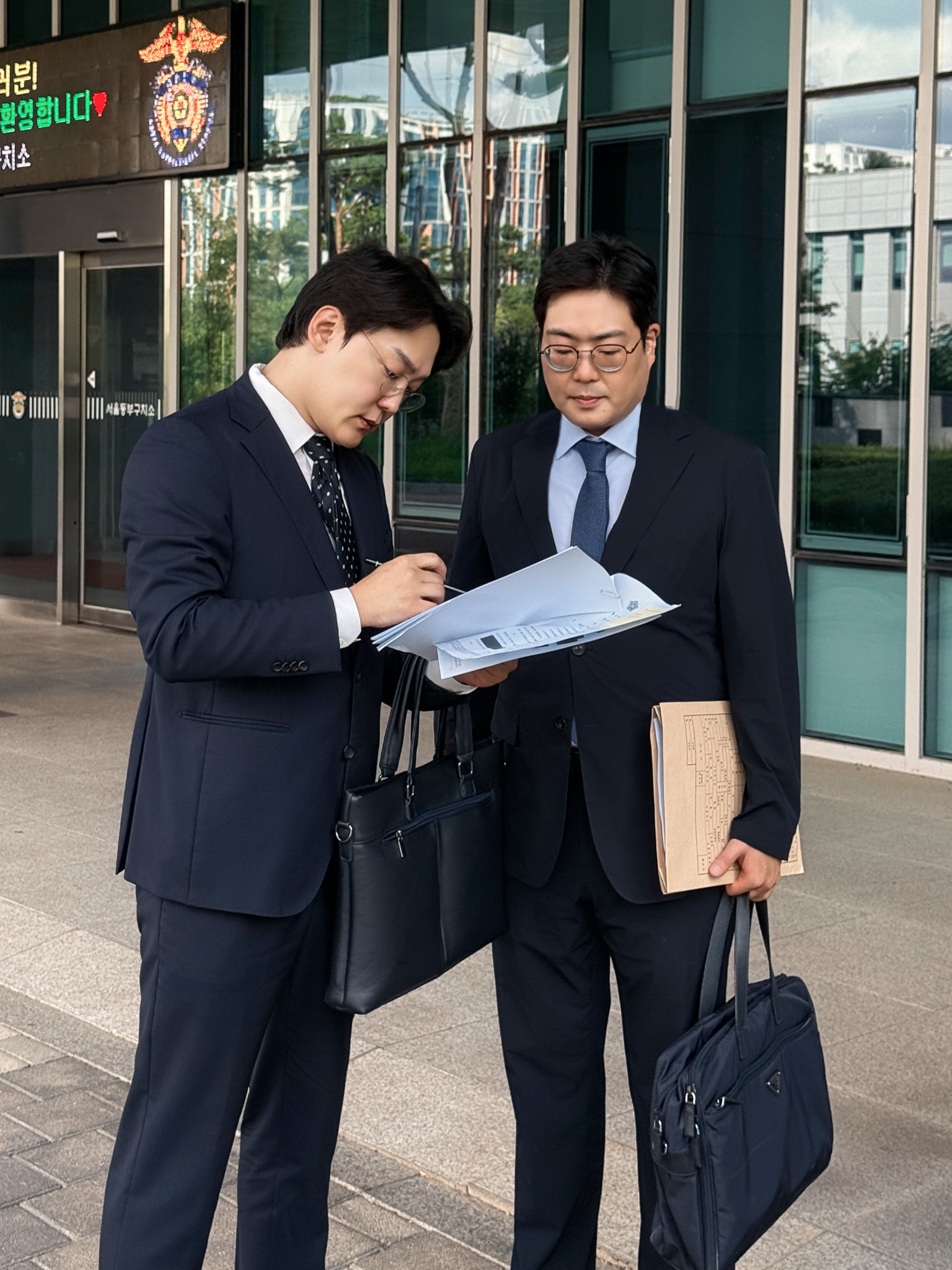 수사 단계의 구속적부심과 재판 단계의 보석청구가 갈리는 시점, 각 제도의 장단점과 적용 상황, 도주 우려와 증거 인멸 등 법원의 판단 기준, 마약 사건에서 공범 연락이 불리하게 작용하는 이유, 사건 단계별 선택 방법까지 살펴봅니다.