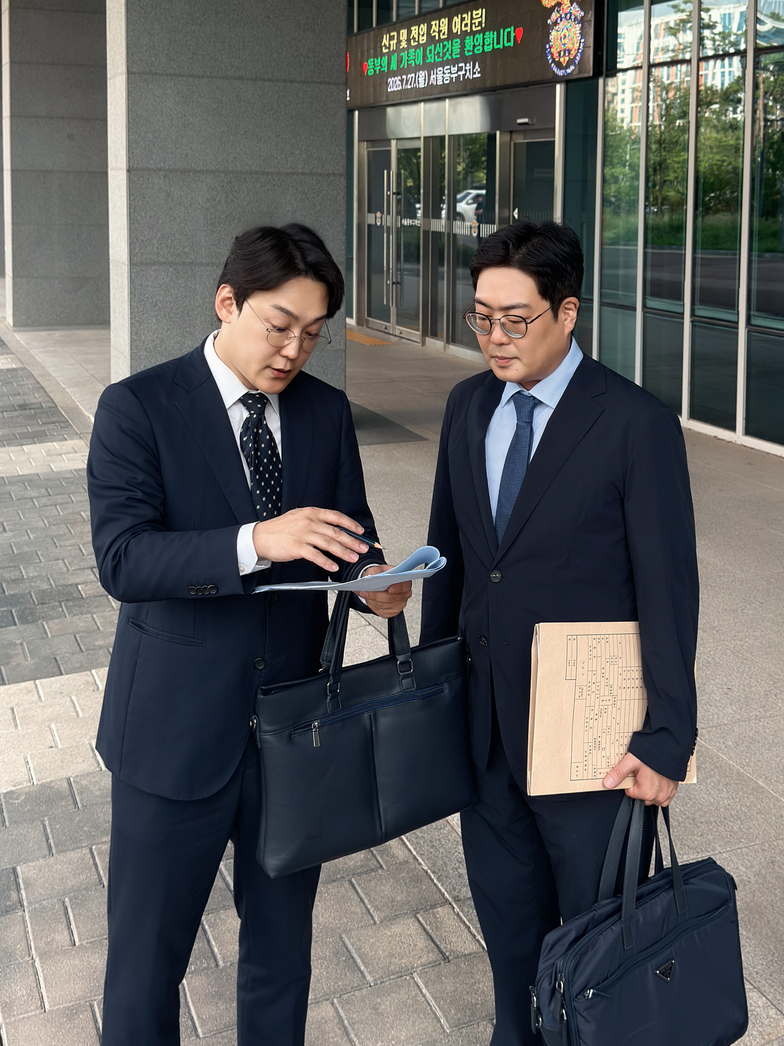 형법 제35조 누범 가중이 성립하는 요건, 누범과 상습범 및 특별법이 얽히는 적용 법조, 판례에서 확인되는 동종 전과와 재범 위험성 판단, 반성과 치료 참여 등 감경 요소, 신상정보 등록과 취업제한 등 보안처분까지 살펴봅니다.