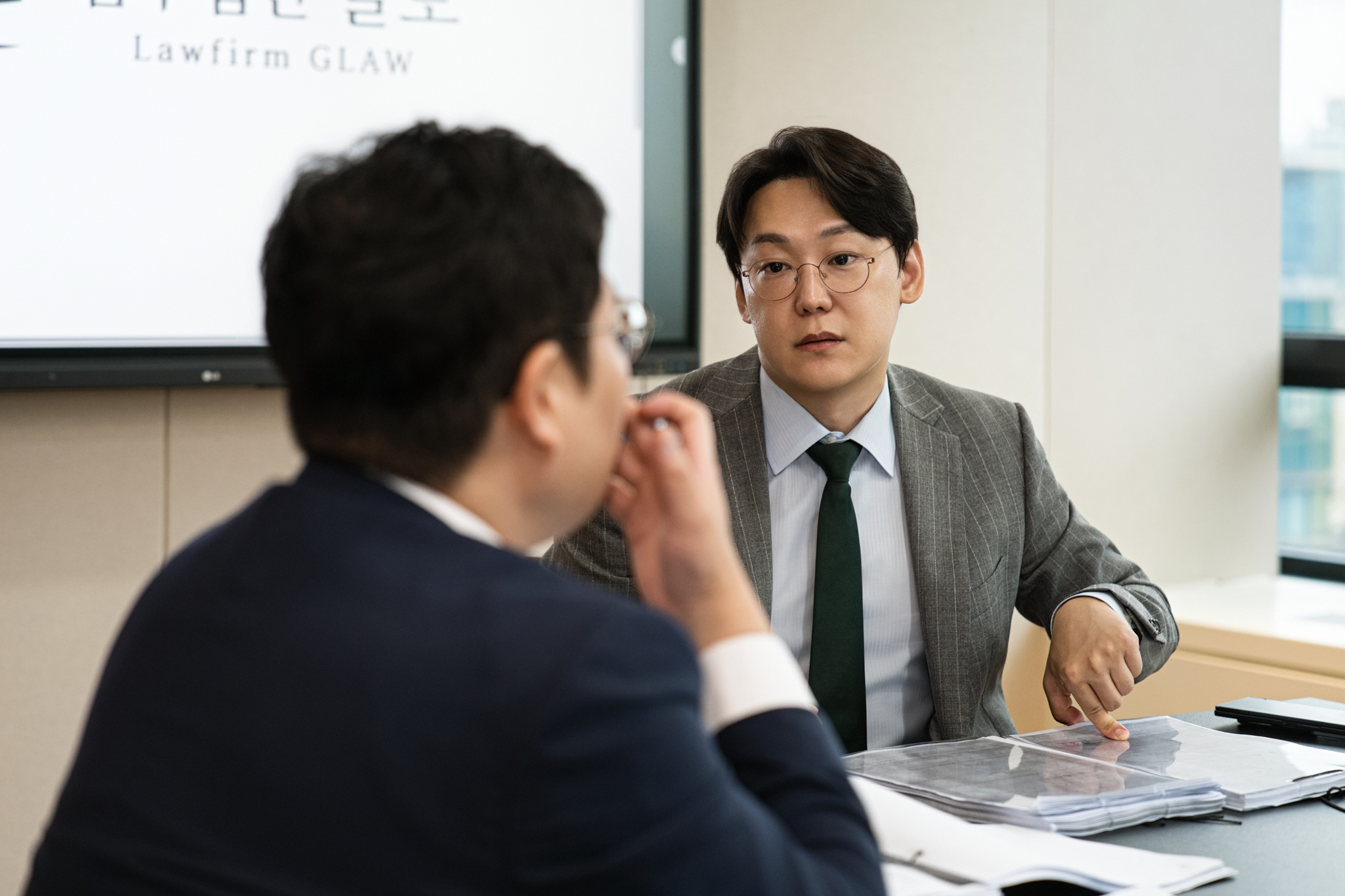 형법 제35조 누범 가중이 성립하는 요건, 누범과 상습범 및 특별법이 얽히는 적용 법조, 판례에서 확인되는 동종 전과와 재범 위험성 판단, 반성과 치료 참여 등 감경 요소, 신상정보 등록과 취업제한 등 보안처분까지 살펴봅니다.